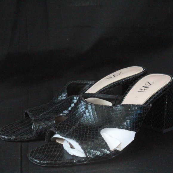 NEW ZARA BLACK SNAKE LEATHER SLIDE MULE SANDALS - Picture 2 of 5